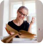 マグカップを手に自分の時間を楽しむ女性イメージ