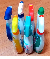 床に並んだ洗剤ボトル