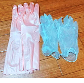 床に並べた２種類の手袋