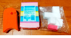 床に並べた各種スポンジ