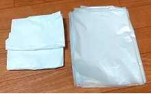 床に置いた２種類のゴミ袋