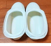 床に置いた浴室スリッパ