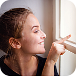 スマホを手にシェアハウス見学を考えているマスクした女性イメージ